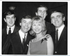 C5906/ Gery And His Pacemakers + Jukie Samuel In London Foto 1964 25 X 20,5 Cm - Andere & Zonder Classificatie