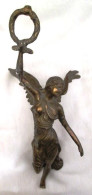 Statuetta  in Ottone Che Rappresenta La  VITTORIA ALATA  con Corona D' Alloro - Metall