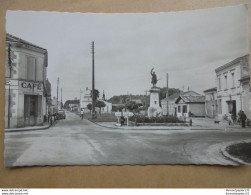 CPA (33) Carcans - Le Carrefour, Le Monument Aux Morts Et La Route De Maubuisson - Carcans