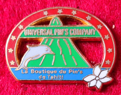 SUPER PIN'S En ZAMAC Base Or : LA BOUTIQUE Du PIN'S De TAHITI "UNIVERSAL PIN'S COMPANY" PLESSY Paris 3X2,4cm - Associations