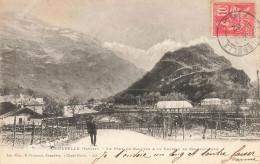 Aiguebelle * 1902 * Route , Village , Le Pont De Randens Et Le Château De Charbonnière * Villageois - Aiguebelle