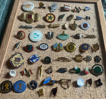 56 Broches Divers.Parfum.blason.tennis. - Loten