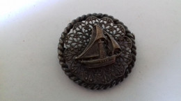 B17 /  BROCHE BATEAU  METAL ANCIENNE - Spille