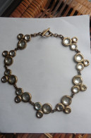 Vintage - Collier Créateur Signé Biche De Bere En étain Doré Et Cabochons En Verre Blanc - Collares/Cadenas