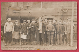 Carte Photo Ouvriers Et Soldat Allemand Devant Une Locomotive - Other & Unclassified