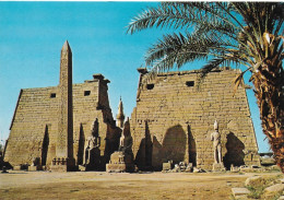 THE GREAT PYLON AND OBELISK, LUXOR TEMPLE, LUXOR, EGYPT. UNUSED POSTCARD   Mm5 - Louxor