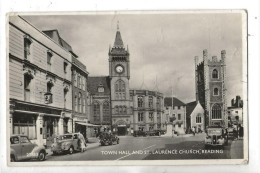 Reading (Royaume-Uni, Berkshire) :  Shop's In Town Hall And St. Laurence In 1957 (lively And Car) PF. - Reading