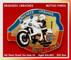 SUPER PIN'S "MOTARDS PARIS, BRIGADES URBAINES" Email Grand Feu Base Or, Signé BALAKO, émail Grand Feu Base Or 3X2,5cm - Police