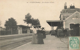 Luçon * En Attendant Le Train ! * Gare * Ligne Chemin De Fer Vendée * Voyageurs - Lucon