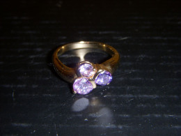 011 BAGUE MODERNE PLAQUE OR 3 ZYRCONS MAUVE-MAUVE FONCE-ROSE Taille 57/58 - Rings