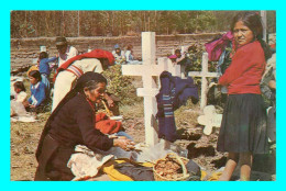 A768 / 395 ECUADOR SUD AMERICA Indians Eating At Cemetary Celebrating - Ecuador