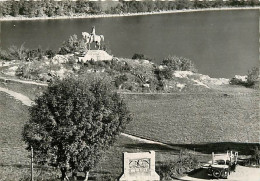 38 - Laffrey - Le Lac Et Statue De Napoléon - Automobiles - Carte Dentelée - CPSM Grand Format - Carte Neuve - Voir Scan - Laffrey