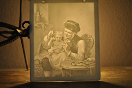 LITHOPHANIE Grand Père Et Bébé Jouant ANCIEN BISCUIT DE PORCELAINE Fin XIXè Napoléon III - Antique Lithophane Porcelain - Other & Unclassified
