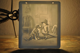 LITHOPHANIE Enfant Déguisé & Son Chien ANCIEN BISCUIT DE PORCELAINE Fin XIXè Napoléon III - Antique Lithophane Porcelain - Autres & Non Classés