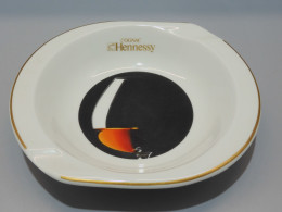 -CENDRIER ANCIEN PUBLICITE COGNAC HENNESSY PORCELAINE BERNARDAUD LIMOGES    E - Limoges (FRA)