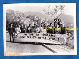 Photo Ancienne Snapshot - HONG KONG - Visite D'une Entreprise ? - La Ville En Arriére Plan - China Asian House Asia - Azië