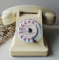 - Ancien Téléphone En Bakélite - Beige - - Téléphonie