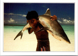 26-4-2024 (3 Z 9) Maldive Island - Youg Fisherman Boys Carrying White-tipped Shark (requin) - Maldiven