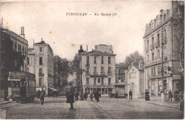 FR66 PERPIGNAN - Aux Dames De France - Rue Bardou Job - Tramway En Beau Plan - Banque Pharmacie - Animée - Belle - Perpignan