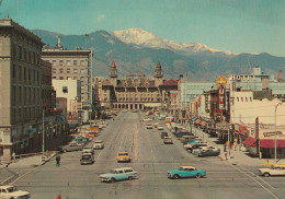 1 AK USA / Colorado * Pikes Peak Avenue In Colorado Springs - Im Hintergrund Pikes Peak * - Colorado Springs