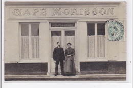 VILLENEUVE L'ARCHAVEQUE : Carte Photo Du Café MORISSON (rue Gambetta) - Très Bon état - Villeneuve-l'Archevêque