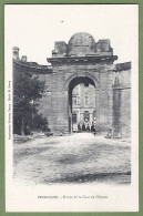 CPA  - BOUCHES DU RHONE - PEYROLLES - ENTRÉE DE LA COUR DU CHATEAU - Petite Animation - Peyrolles