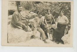 L'ISLE SUR SORGUE - Belle Carte Photo Couples Posant Assis Sur Des Rochers Début XXème - Photo A. IRISSON - L'Isle Sur Sorgue