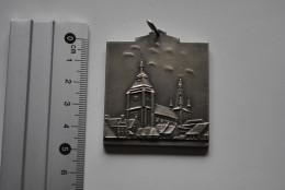 Médaille En Métal Argenté Soignies Concours Provincial Officiel Beffroi église Ville De (45 X 52 Mm) - Tokens Of Communes