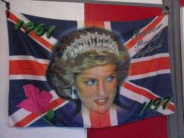 LADY DI DIANA Drapeau 100 % Polyester Format Environ 90 Cm X 140 Cm 1961 1997 - Autres & Non Classés