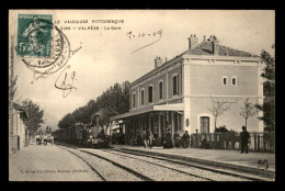 84 - VALREAS - TRAIN EN GARE DE CHEMIN DE FER - Valreas