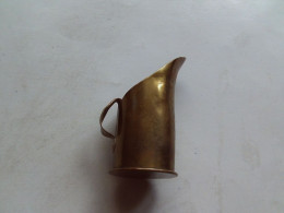 (Militaria - Objet De Poilu..) - Petit " Pichet Monogrammé M B + 1916 "  (mesure, Pot à Lait ??)......dans Douille 37-85 - Autres & Non Classés