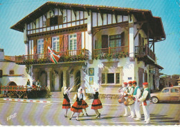 GU Nw -(64) LA DANSE DES ARCEAUX A BIDART -  GROUPE FOLKLORIQUE  DEVANT LA MAIRIE - CARTE COULEURS - 2 SCANS - Dans