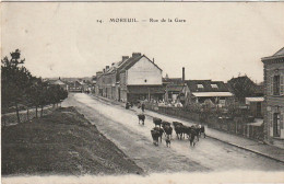 KO 7-(80) MOREUIL - RUE DE LA GARE - PAYSAN AVEC CHIEN ET TROUPEAU DE VACHES  - 2 SCANS - Moreuil