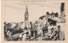 KO 20-(82) REYNIES - INONDATIONS 1930 - L' EGLISE ET LA MAIRIE AYANT RESISTE - POPULATION AU MILIEU DES GRAVATS- 2 SCANS - Inondations