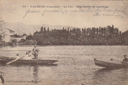 LE 2-(84) VALREAS - LE LAC - UNE PARTIE DE CANOTAGE - CANOTEURS  - 2 SCANS  - Valreas