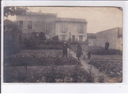 ROSNY-SOUS-BOIS: Personnages Devant Pavillon - état - Rosny Sous Bois