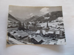 GSTAAD Et L OLDENHRON  BERNE ( SUISSE SWITZERLAND ) VUE SOUS LA NEIGE DE LA VILLE EN GROS PLAN - Gstaad