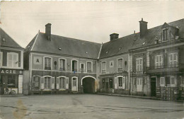 72* VIBRAYE  Place Hotel De Ville  (CPSM Petit Format)                 MA95,1229 - Vibraye