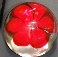 * Ancienne Boule De Verre - Presse-papiers - Déco : Une Fleur Rouge - Briefbeschwerer