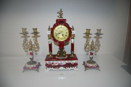 E1 Horloge Et Ses Chandeliers - Objets De Vitrine - Chateau - France - Horloges