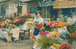 OP 9- (06) NICE - LE MARCHE AUX FLEURS - NICOISE DEVANT SON ETAL -  CARTE COULEURS   - 2 SCANS - Ambachten