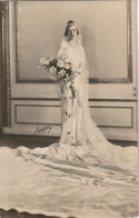 Carte Photo Jeune Femme Avec Très Jolie Robe De Mariée Et Bouquet - Marriages