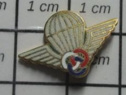 516C  Pin's Pins / Beau Et Rare / SPORTS / PARACHUTISME EQUIPE MILITAIRE 3 ANNEAUX TRICOLORES PARACHUTE AILES - Parachutting