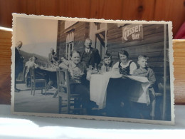 AK "KIRCHBERG AM WECHSEL 1939, FAMILIE POSIERT IM WIRTSHAUS VOR KAMERA, MIT GÖSSER BIER WERBUNG"  SCHÖNE ALTE POSTKARTE - Neunkirchen