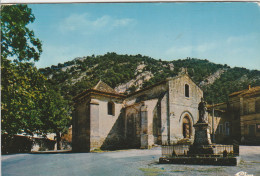 CPSM 84 ROBION L'EGLISE  MONUMENT AUX MORTS AU FOND LE LUBERON - Robion