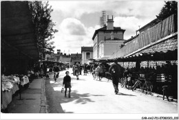 CAR-AAJP11-91-1000 - BRETIGNY-SUR-ORGE - Le Marché - Garçon Portant Un Pot à Lait - Bretigny Sur Orge