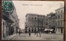 CPA,24, Dordogne, NONTRON, Place De L'Hôtel De Ville, Animée, Commerces, Enseignes Chaussures, Boulangerie Pâtisserie - Nontron