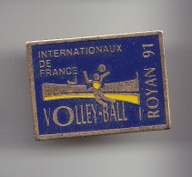 Pin's Volley Ball Internationnaux De France Royan 91 En Charente Maritime Dpt 17 Réf 6391 - Volleyball