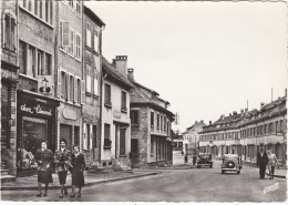 PUTTELANGE. Place Du Marché. Voitures Anciennes - Puttelange