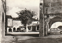 ZY 120-(82) AUVILLAR - PLACE DE LA HALLE - AUTOMOBILES - 2 SCANS - Auvillar